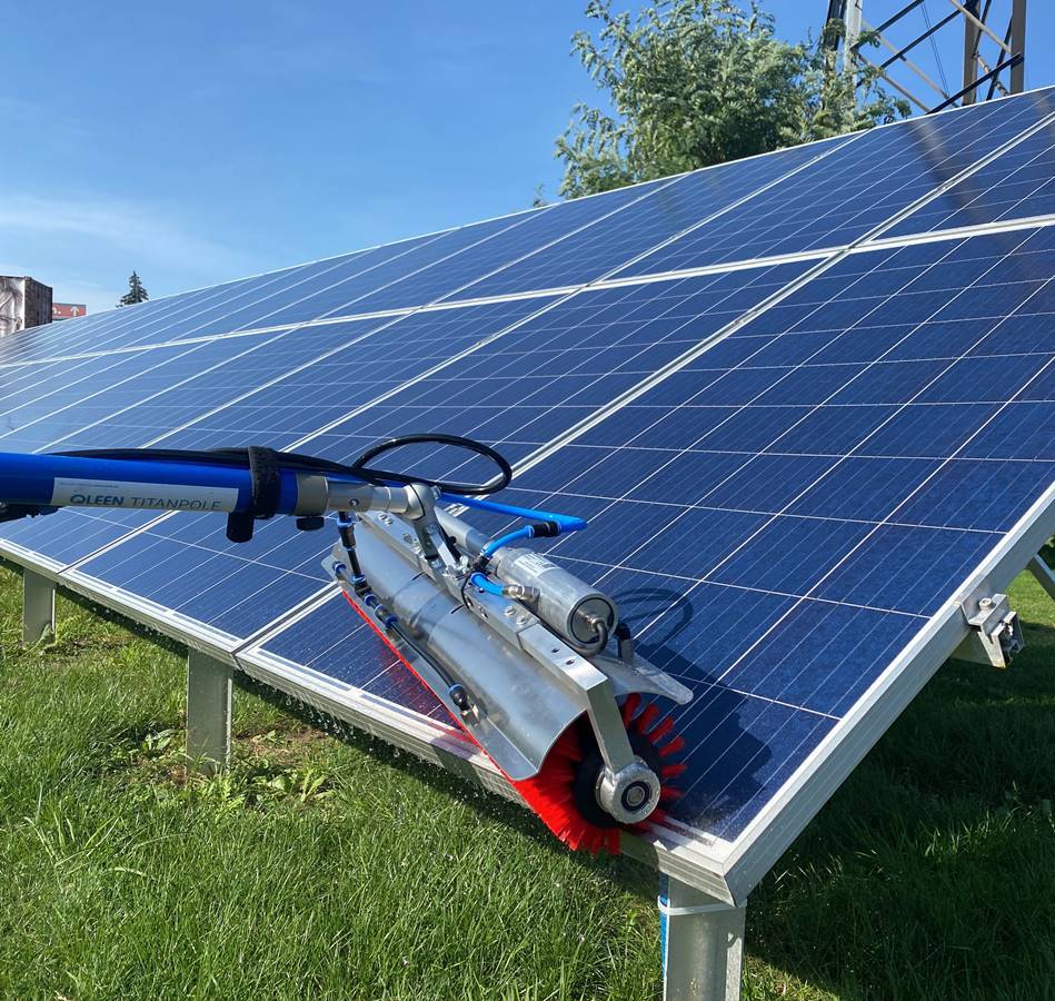 mycie panelu fotowoltaicznych na farmie MDMA